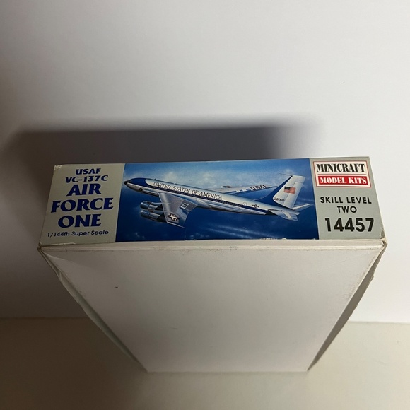 1999 Boeing USAF VC-137C Air Force One Minicraft Model Kit 1/144th Super Scale - Picture 4 of 8